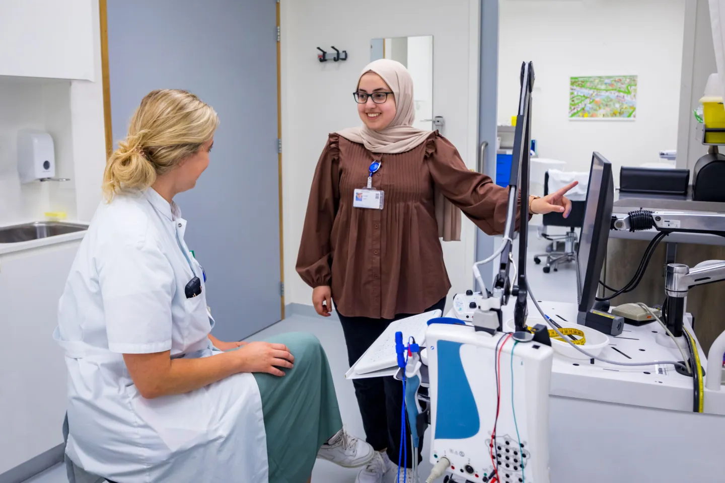 Student Doktersassistent in overleg met stagebegeleider