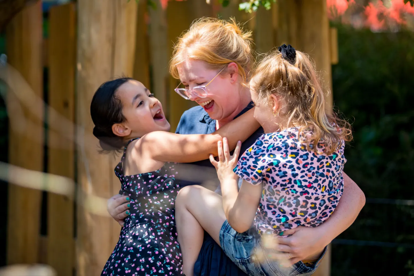 Student heeft plezier met kinderen op de kinderopvang