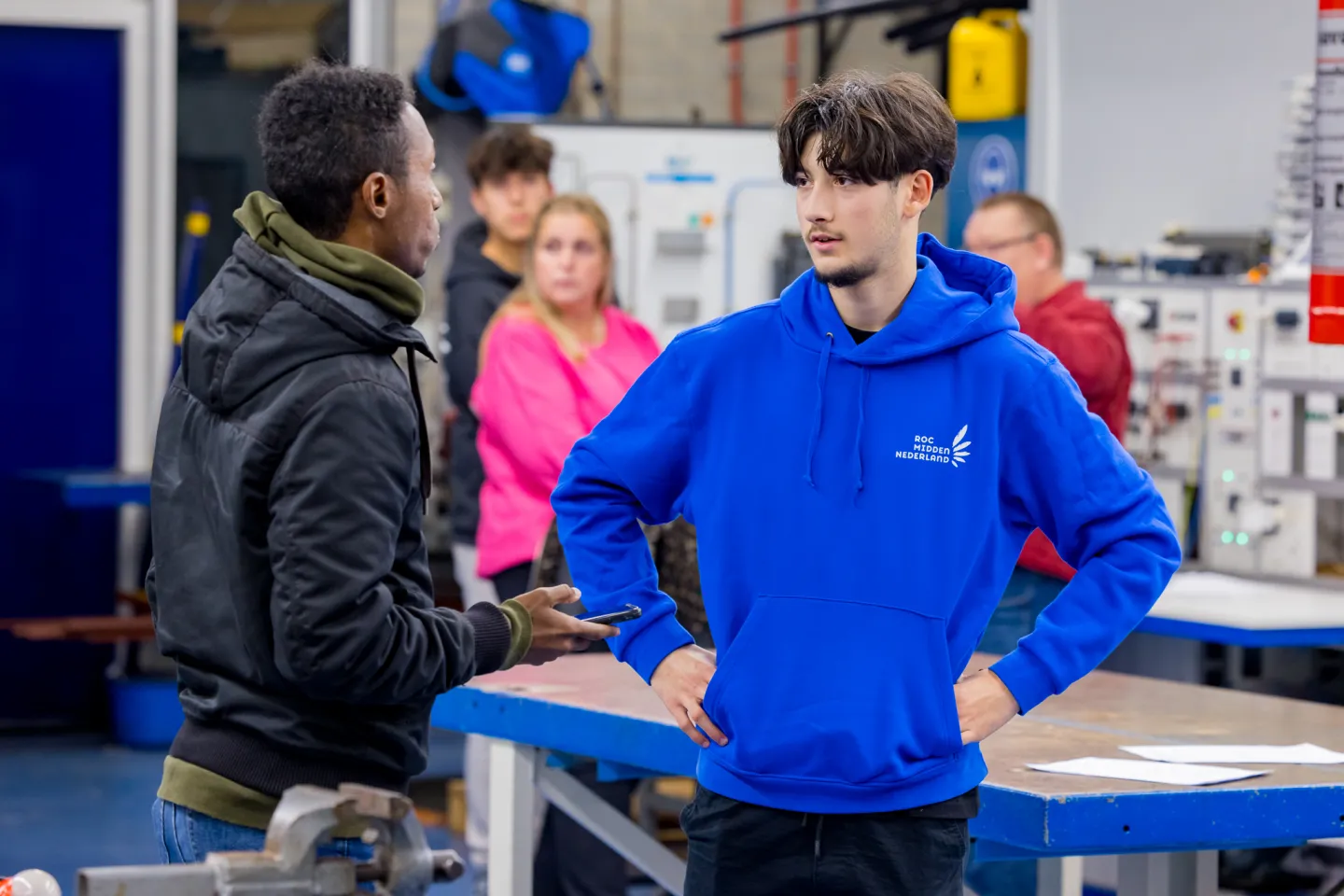 Student is in gesprek met een bezoeker op de open avond