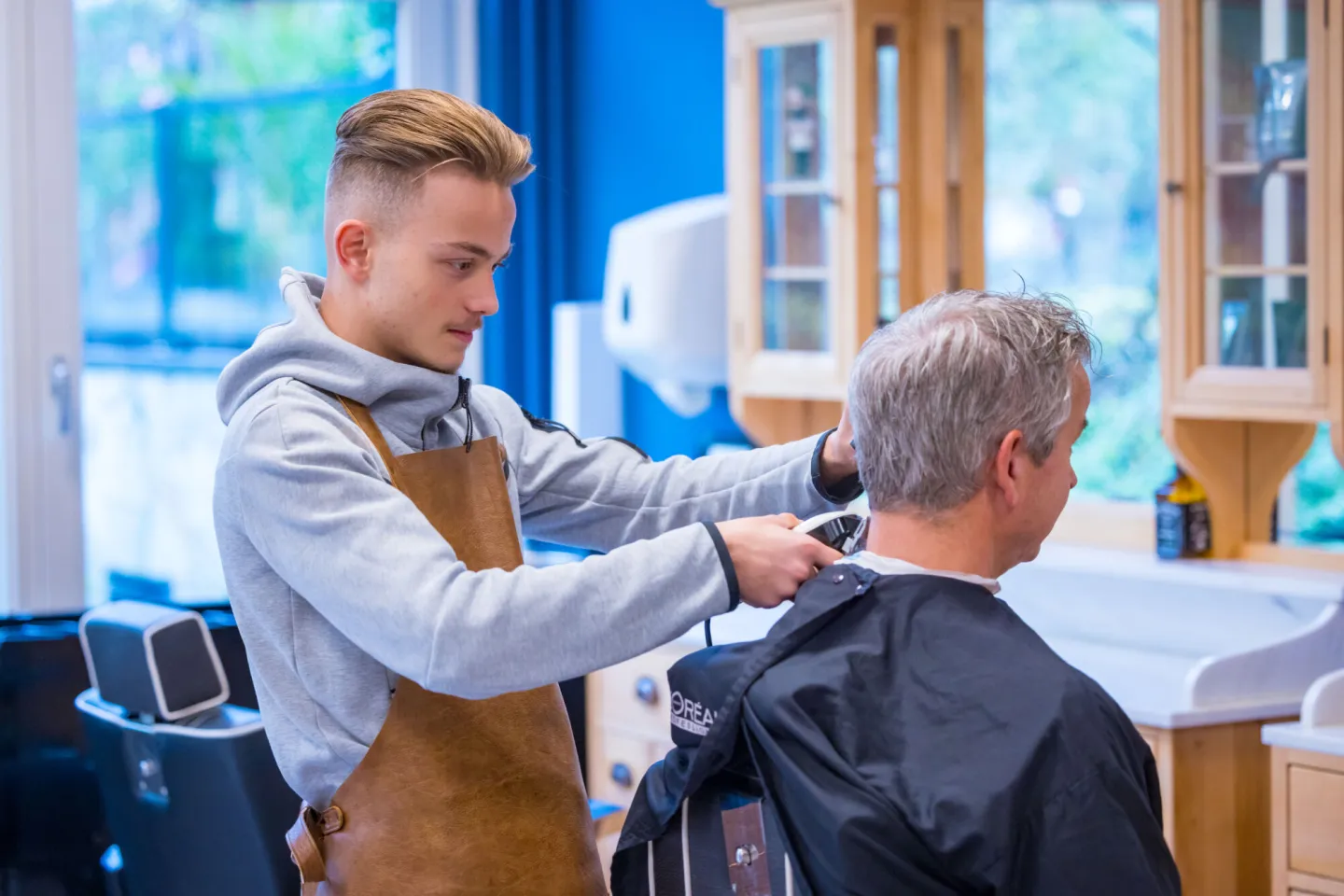 Student Barbier aan het werk