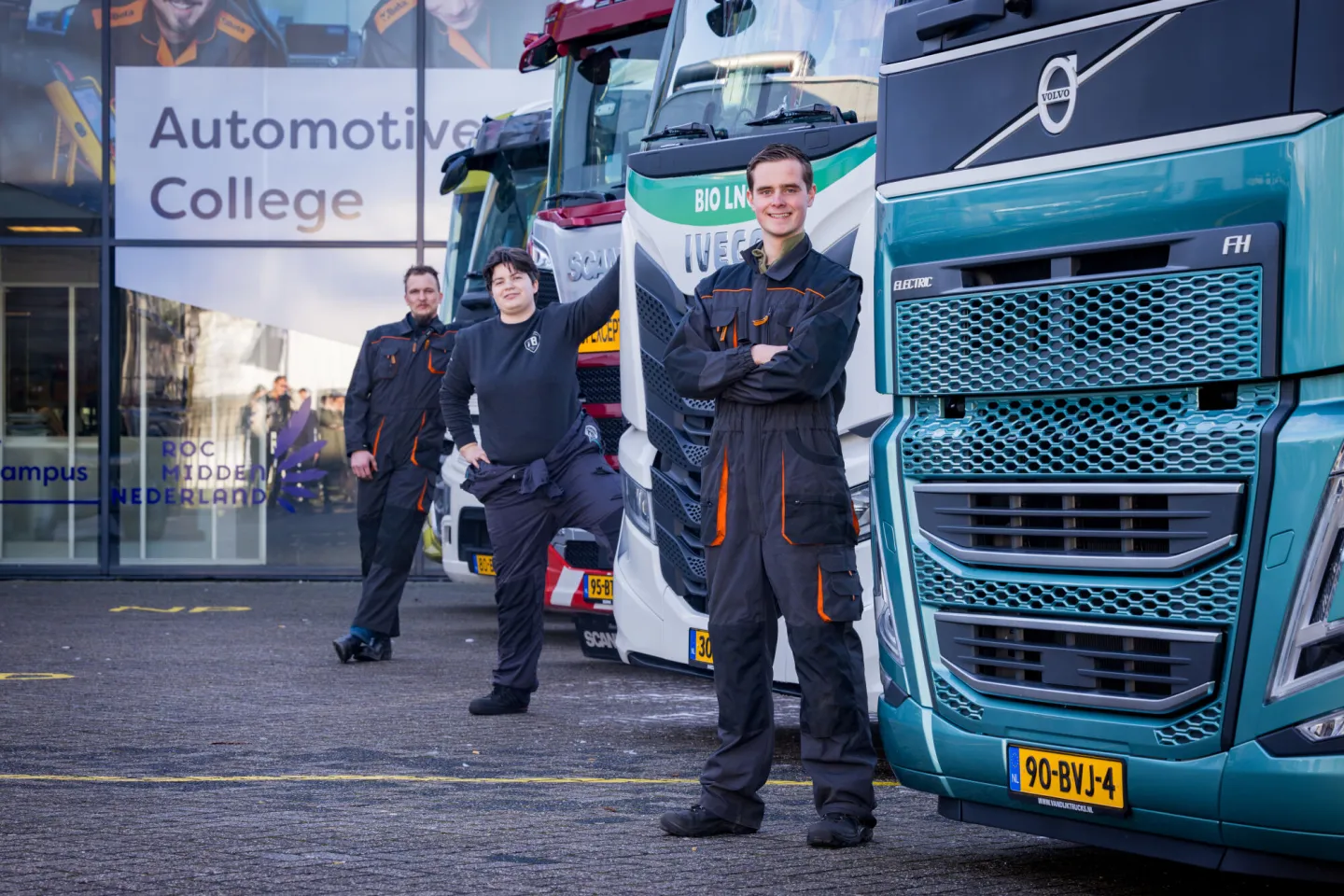 Studenten Bedrijfsautotechniek poseren voor het Automotive College