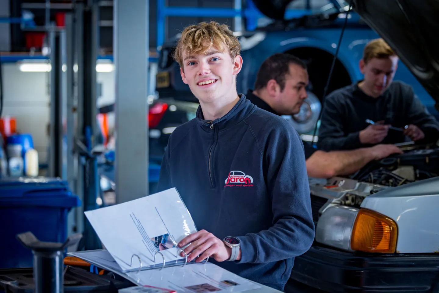 Student Autotechniek op de werkplaats