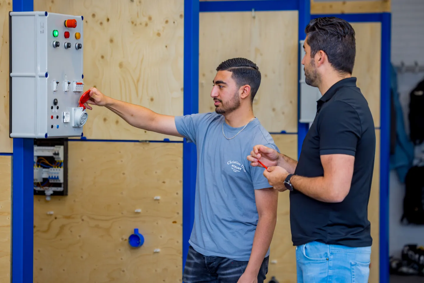 Student ervaart elektrotechniek op school