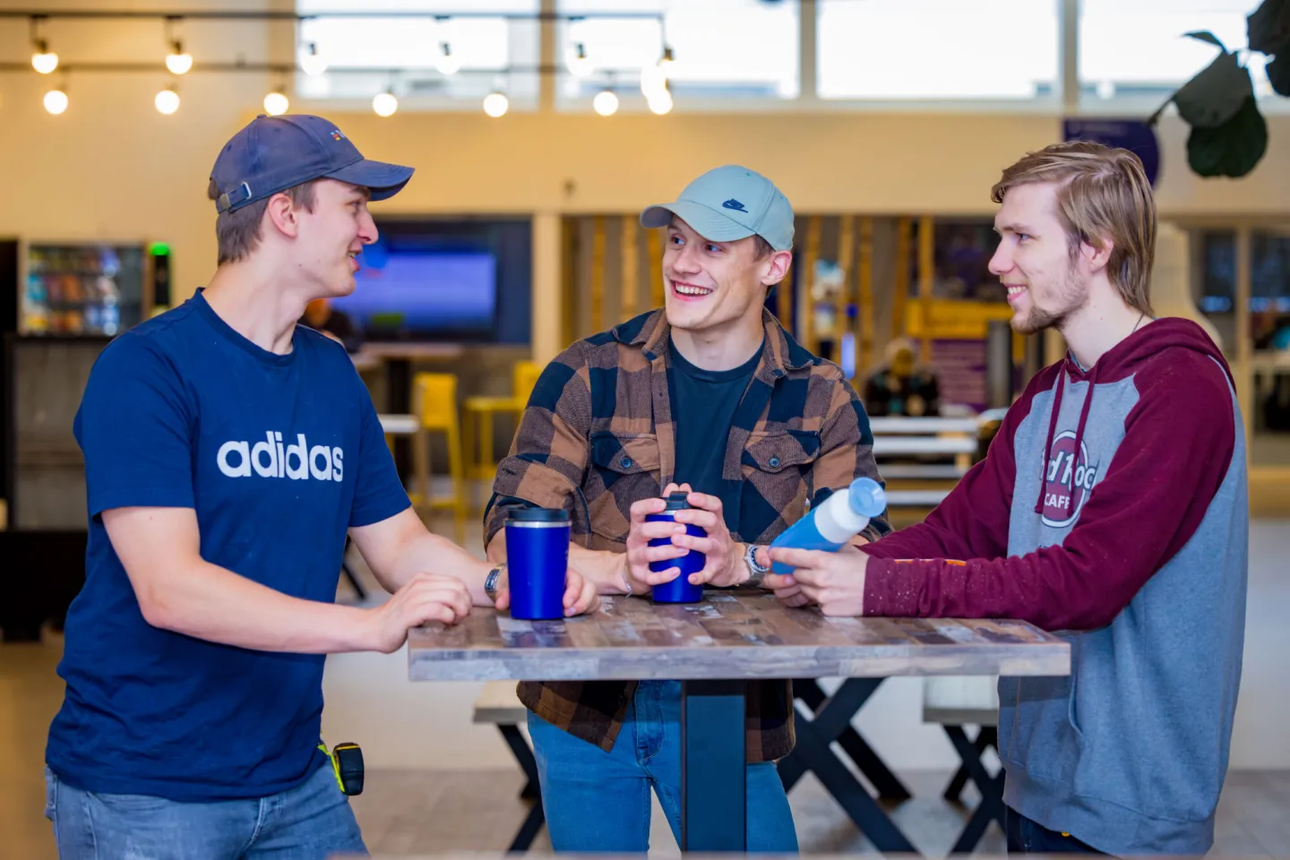 Studenten in de kantine van de Tech Campus