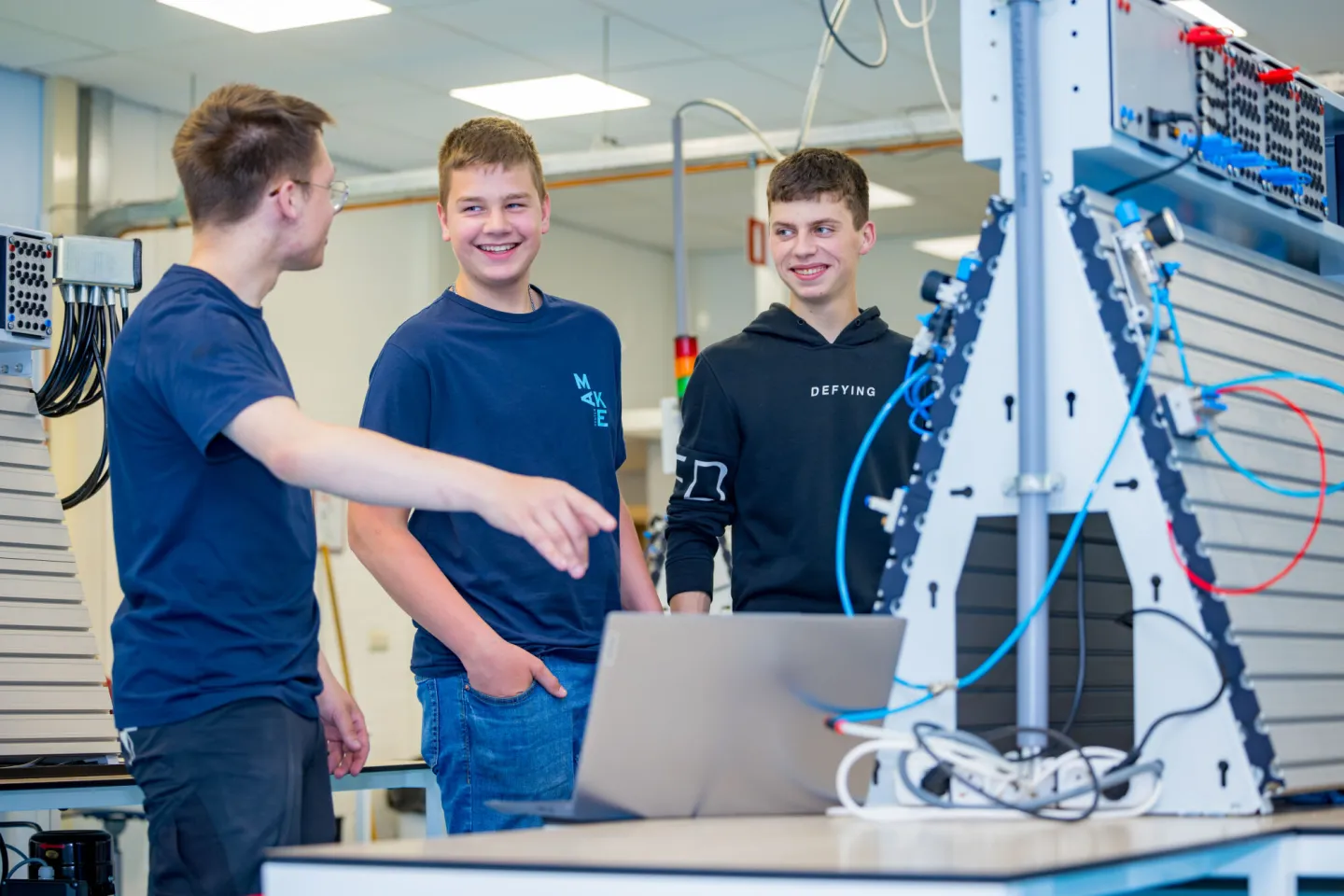 Studenten leren werken met elektrotechnische installaties
