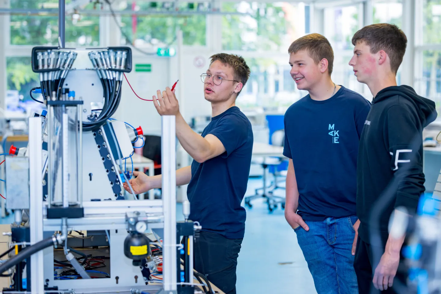 Studenten werken met elektrotechnische installaties op school