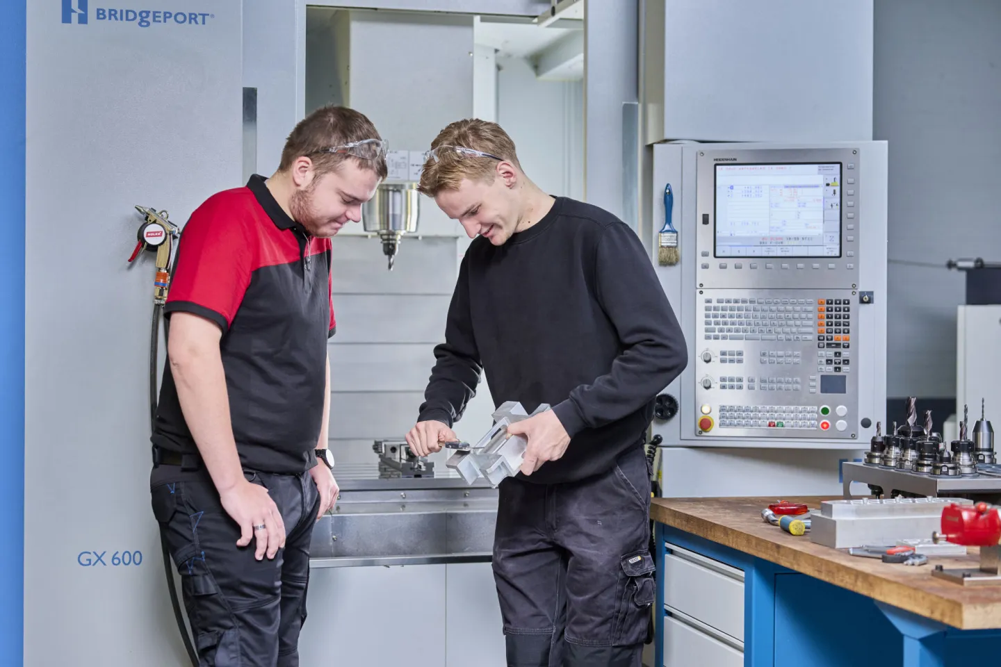 studenten verspanen werktuigbouwkunde werken met metalen onderdeel