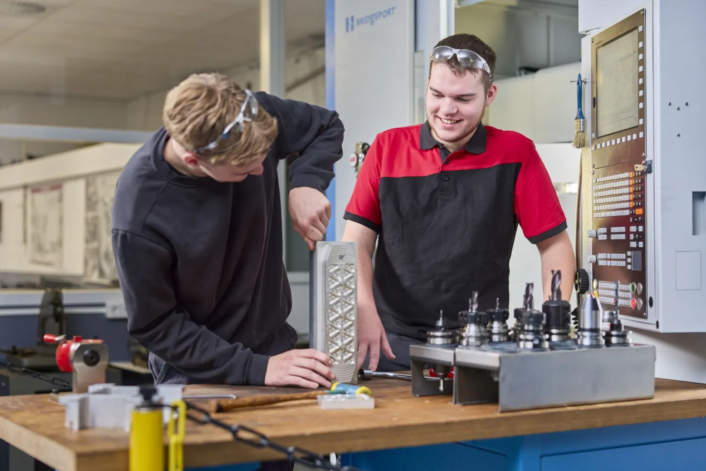 Studenten Verspanen overleggen bij machine