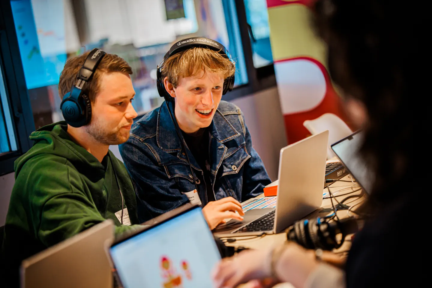 Studenten Welzijn College vermaken zich achter een laptop