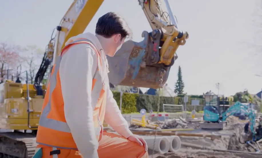 Jongen bij graafmachine