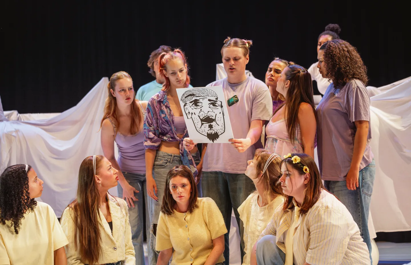 Groep studenten van de opleiding ACT doen een theatervoorstelling