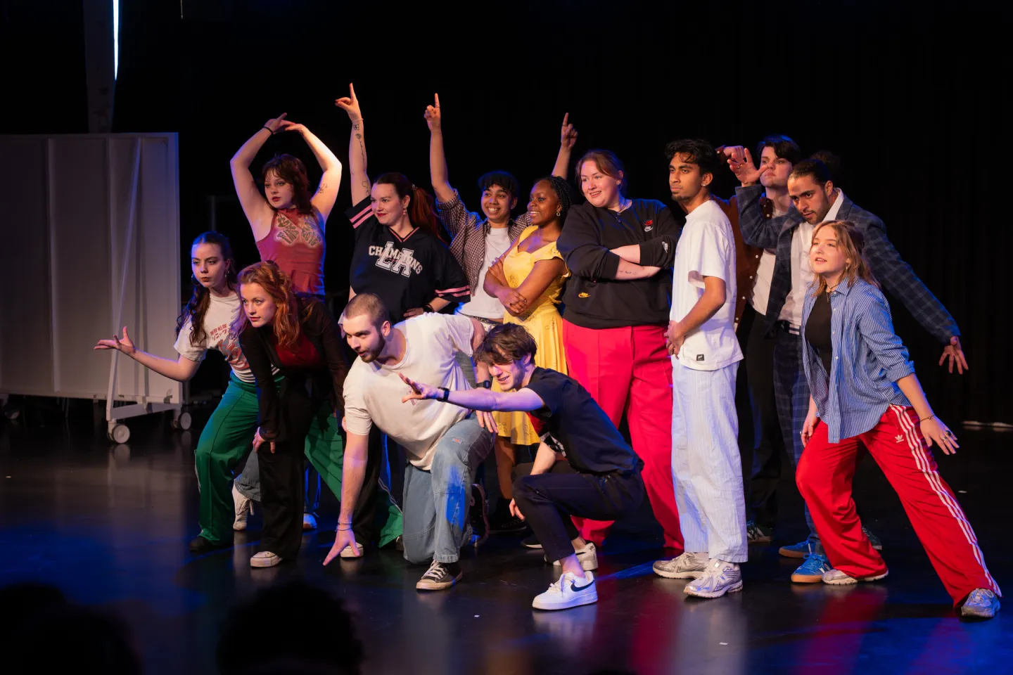 Groepsfoto van studenten in theaterpraktijk ruimte op school