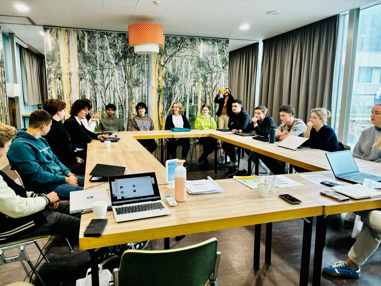Internationale studenten aan conferentietafel tijdens EfVET Youth Conference