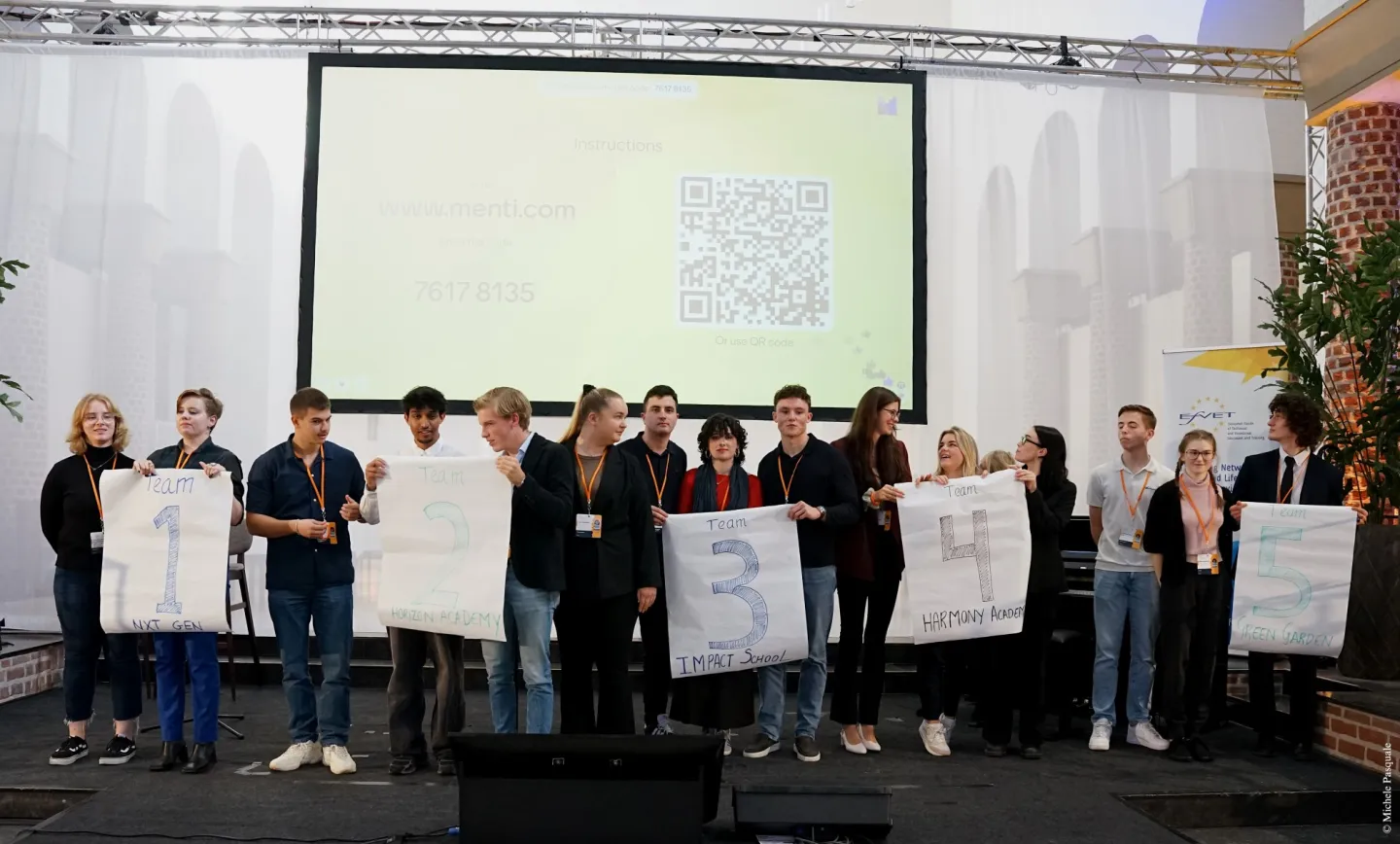 Internationale studenten op podium tijdens EfVET Youth Conference
