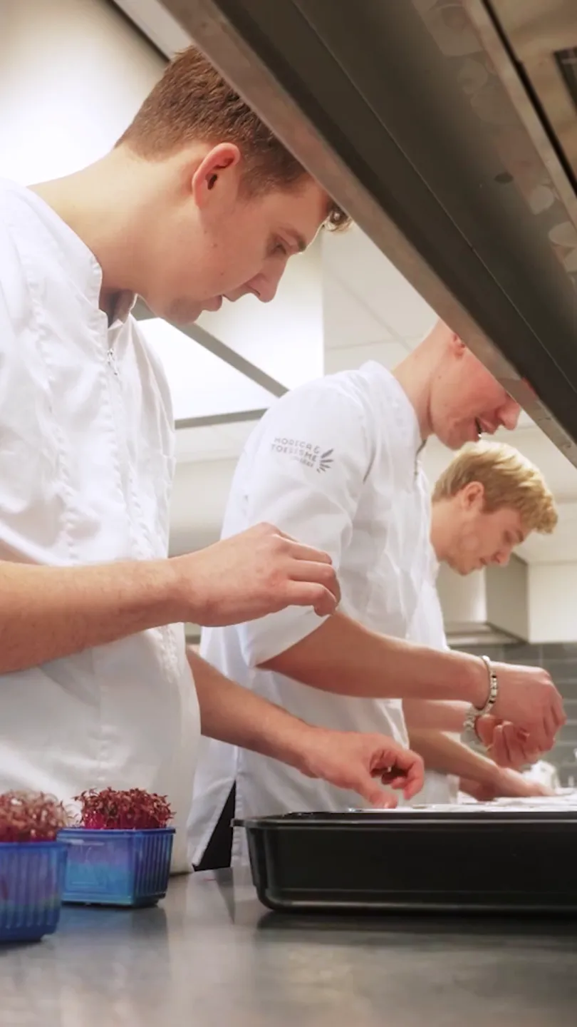 Koks in opleiding aan het werk in de keuken