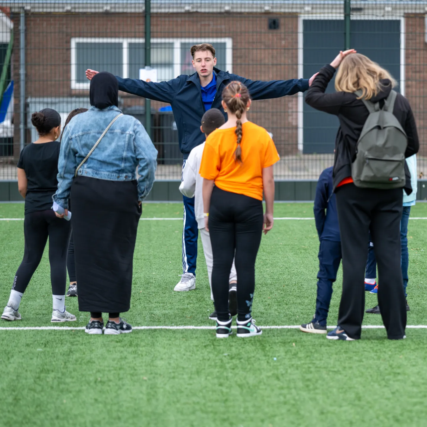 Student Sport College legt een activiteit uit aan kinderen tijdens Koningsspelen 2025