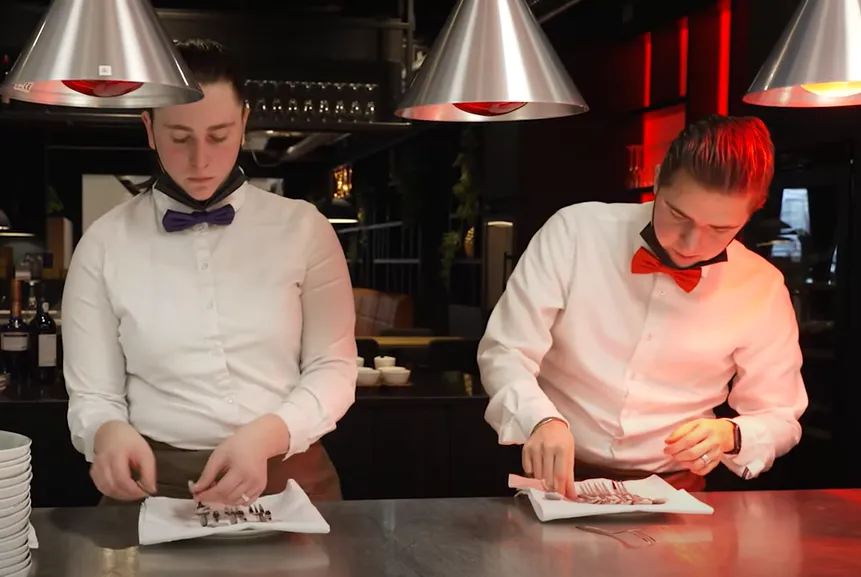 twee jongens staan boven borden