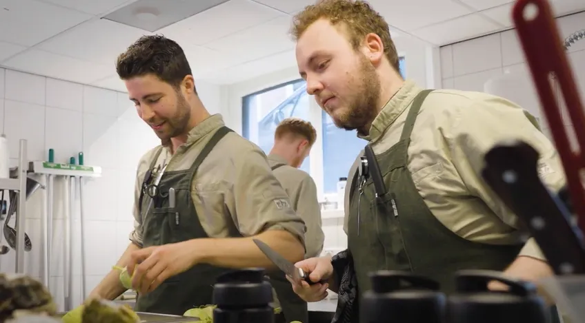 Jongen (lars) staat in de keuken
