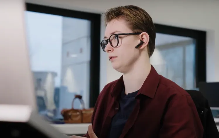 jongen achter computer