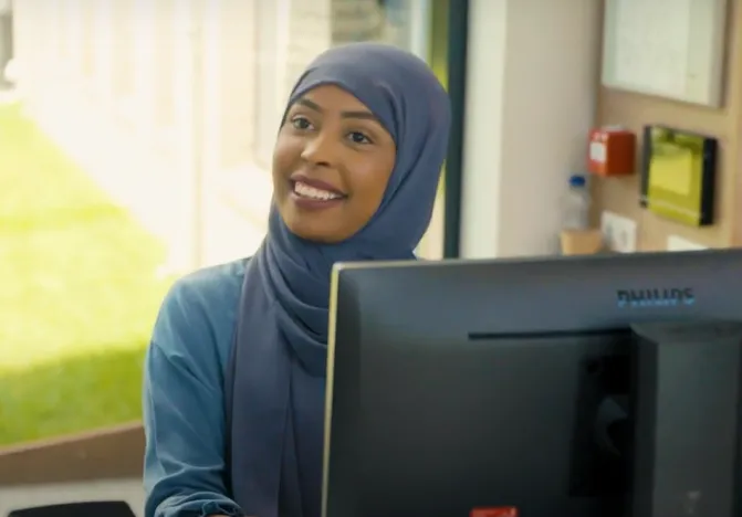 meisje met hoofddoek voor laptop entree