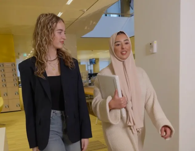 twee meisjes internationaal