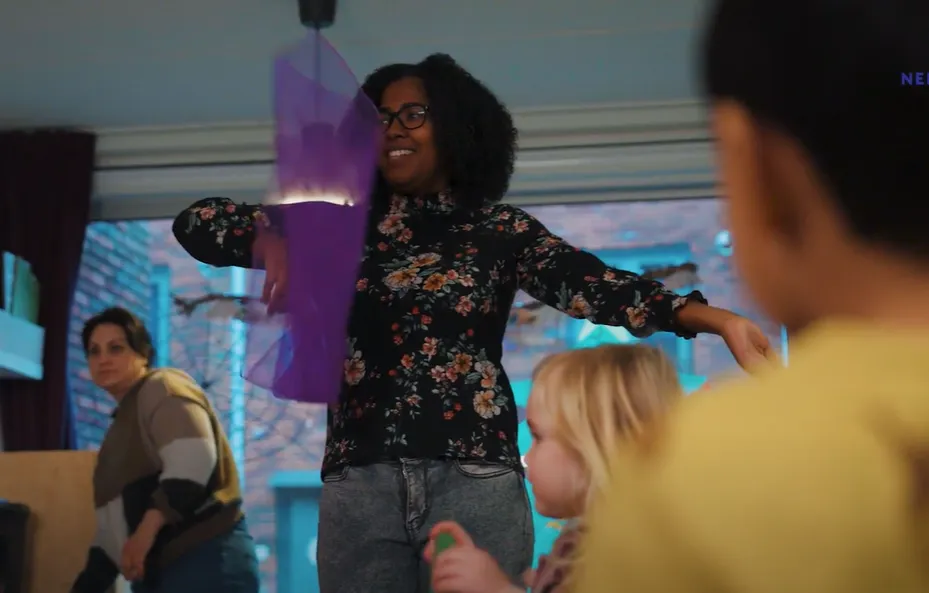 Meisje danst met kinderen bij kinderopvang