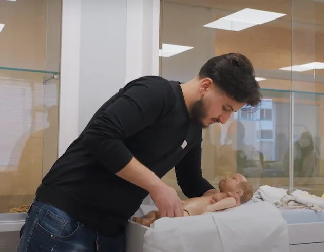 Video over de mbo-opleiding Dienstverlener Helpende Zorg & Welzijn voor anderstaligen