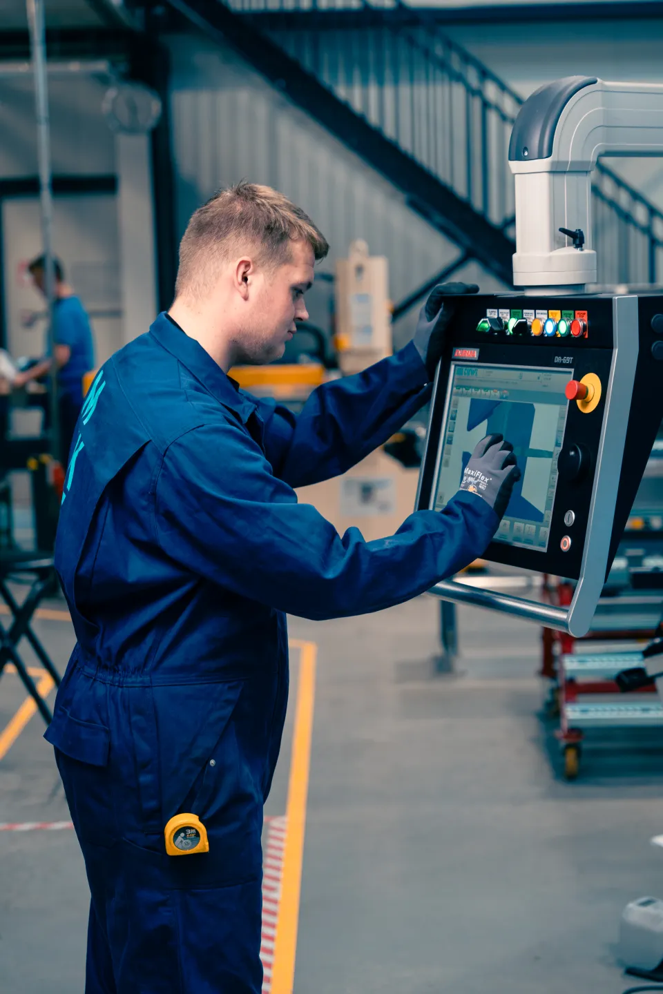 Student constructie werkt op machine 