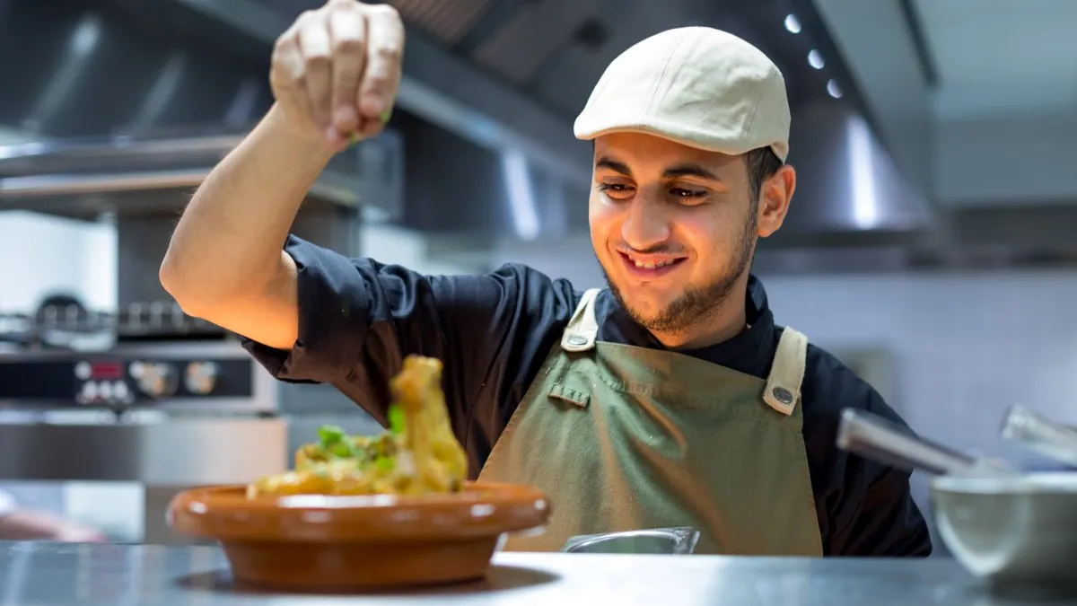 Student horeca staat in de keuken