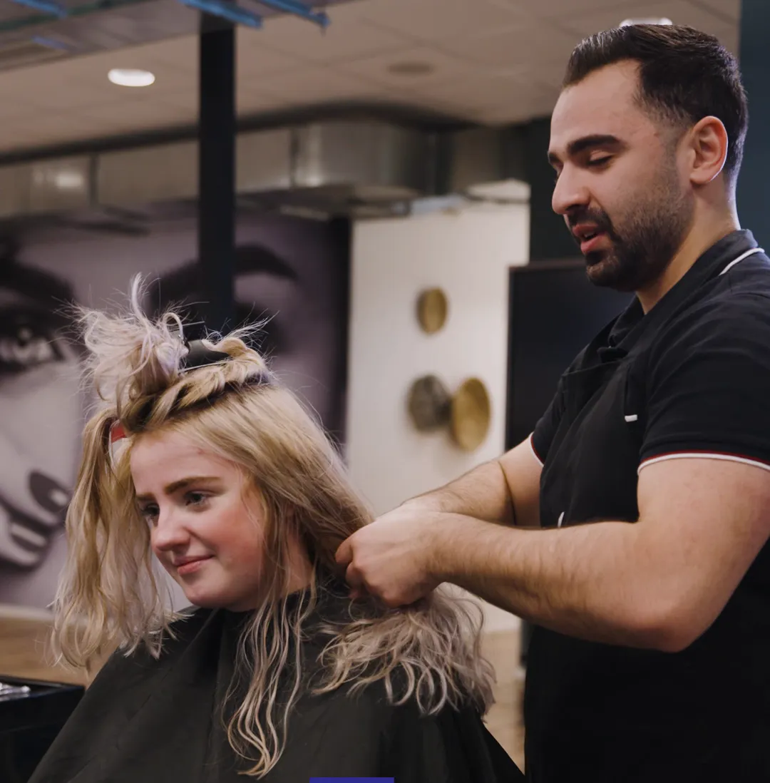 Studenten Haarverzorging oefenen op het Beautyplein