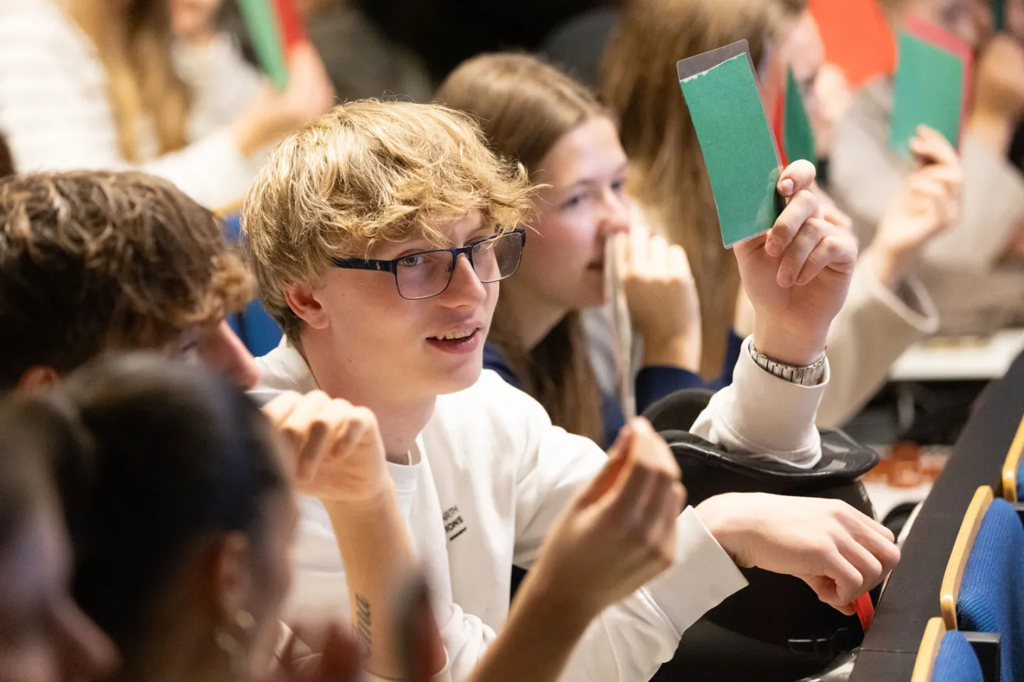 Studenten-stemmen-tijdens-verkiezingsdebat