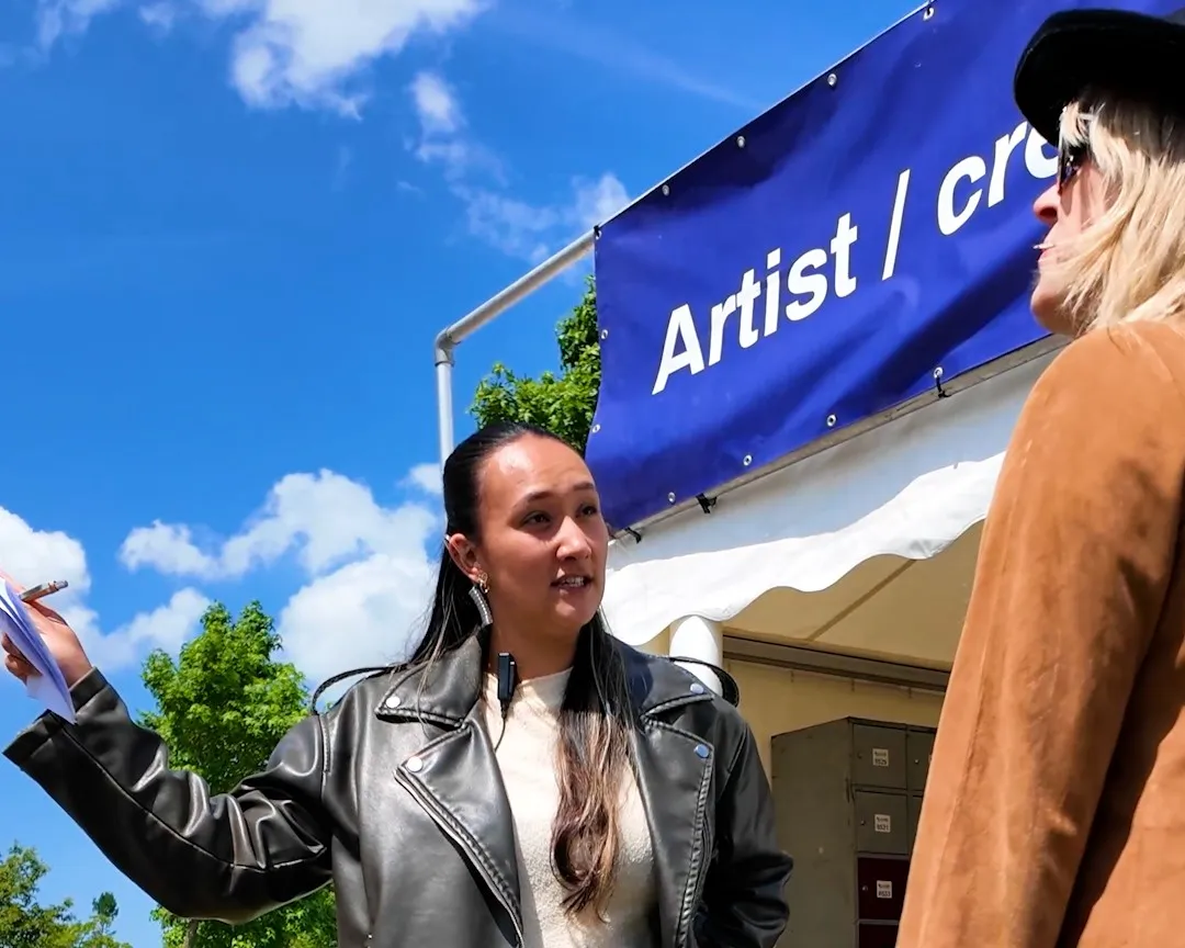 Student wijst artiest de weg op festival