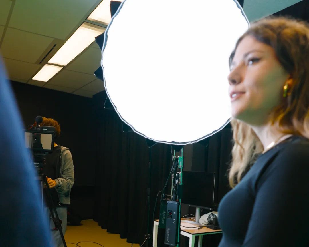 Studenten werken in studio aan filmbeelden