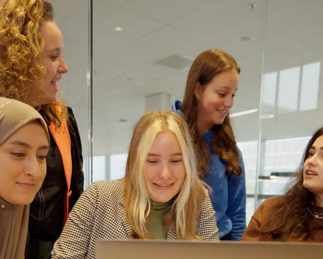 Studenten werken samen op Business & Administration College