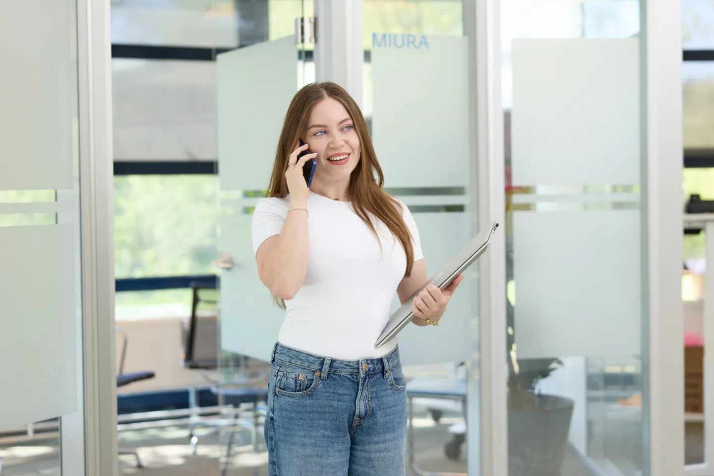 Junior accountmanager belt op kantoor