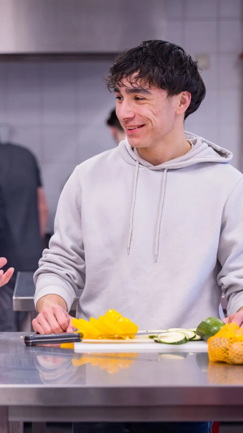 Docent geeft les over voeding aan een student in het praktijklokaal