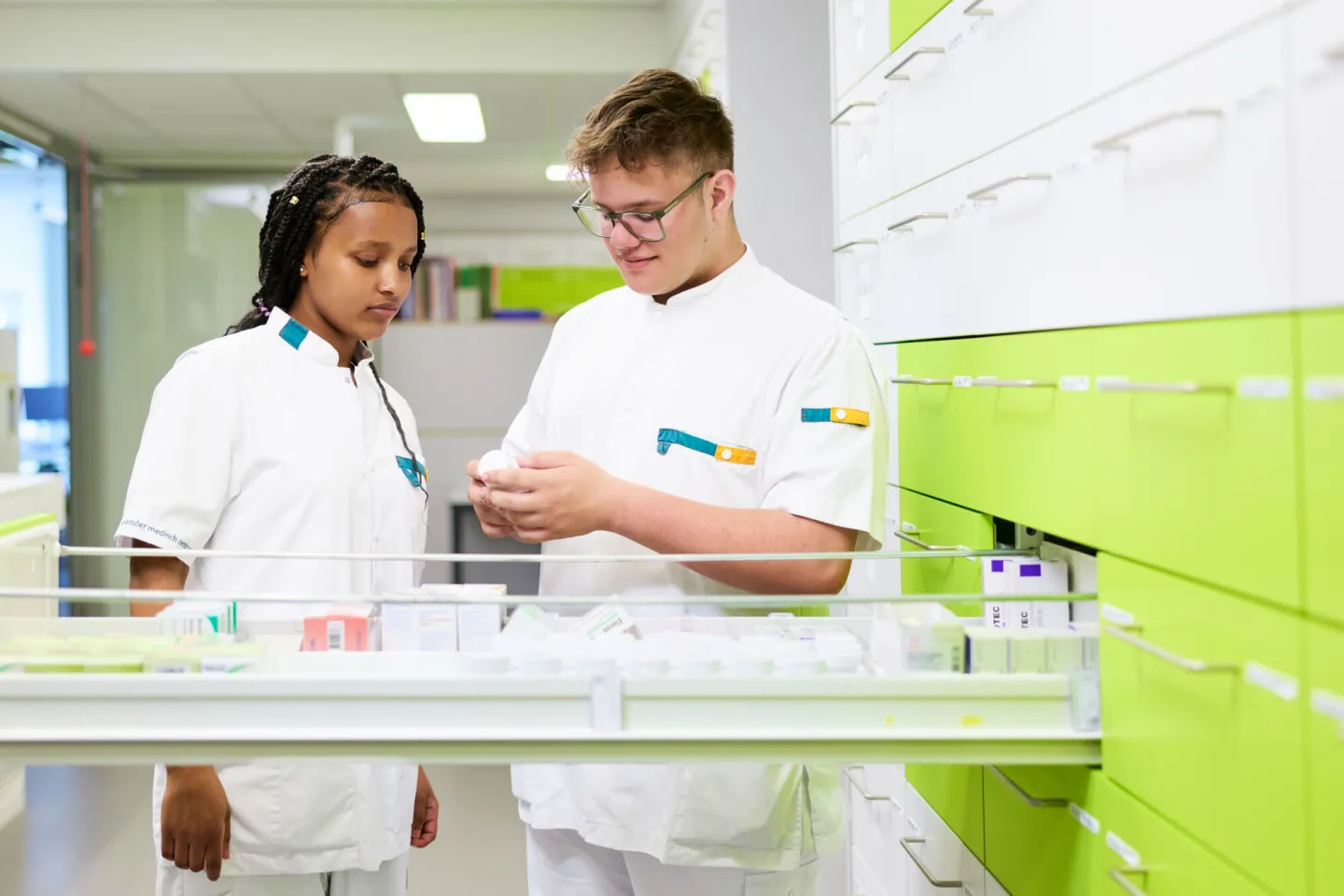 Apothekersassistenten overleggen over medicatie