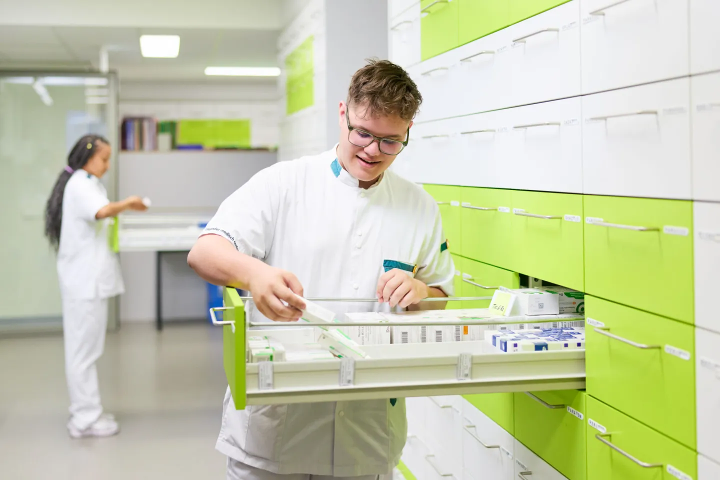 Apothekersassistent werkt in apotheek