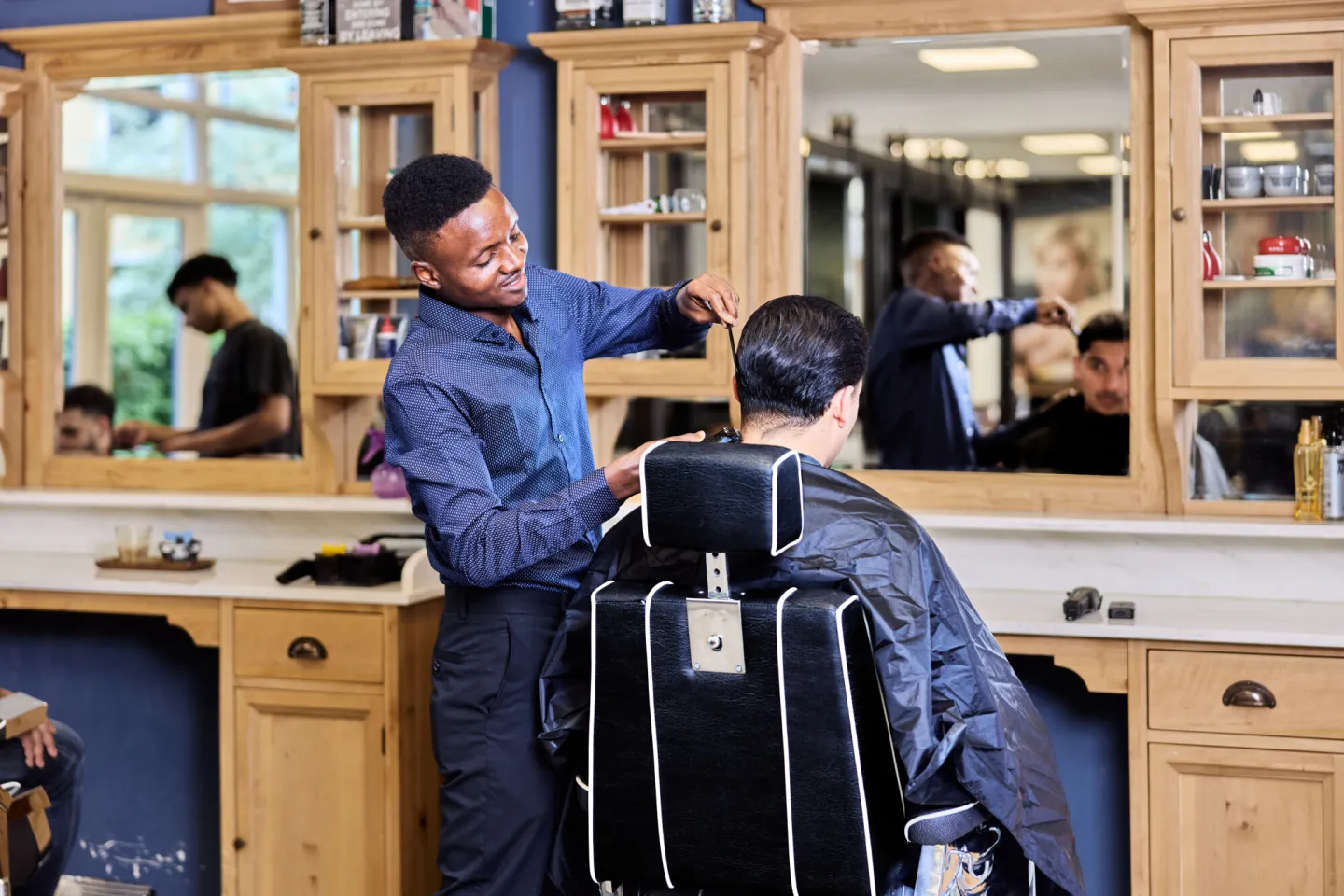 Student Barbier aan het werk in de barbiershop op school