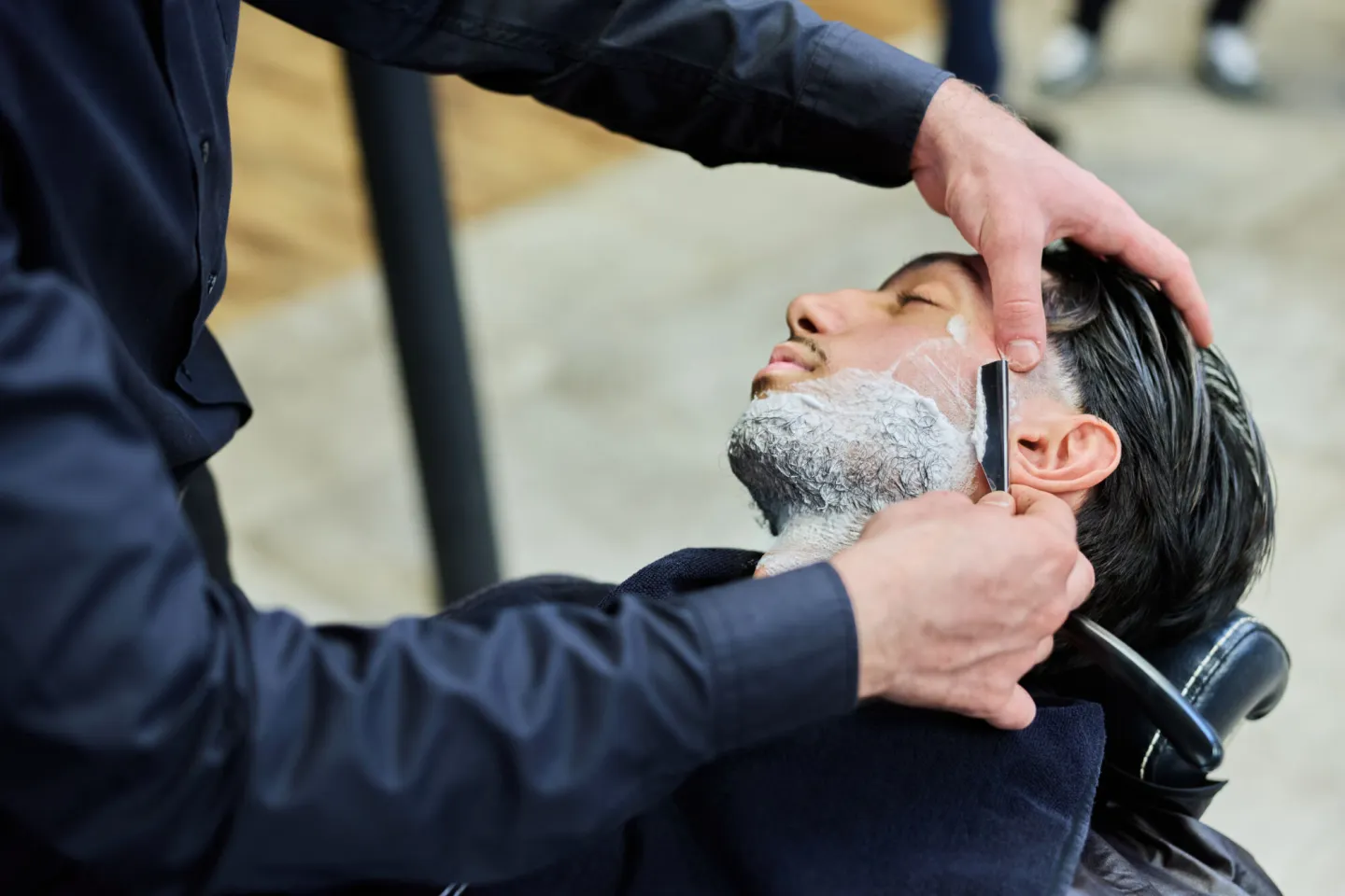 Student Barbier maakt baard van klant netjes