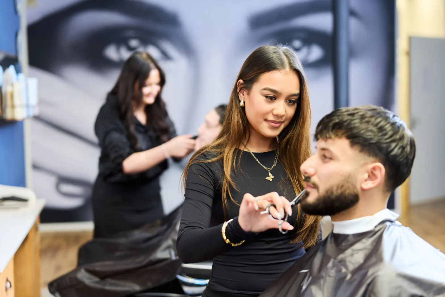 Student Salonmanager Barbier punt baard van klant bij