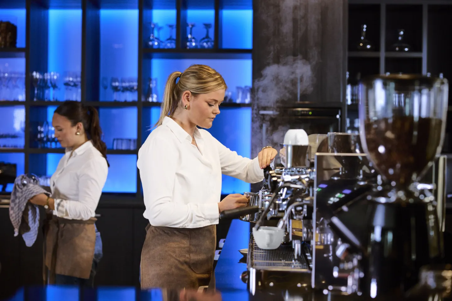 Student werkt als barista in restaurant Lokaal