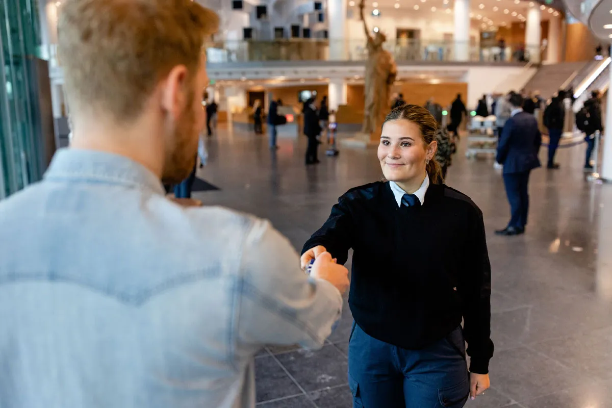 Student van de opleiding Beveiliger voert een toegangscontrole uit