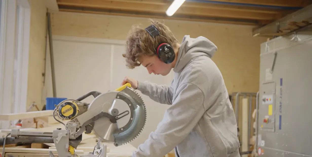 Student Tech Campus bedient een zaag voor project Biobased Bouwkeet