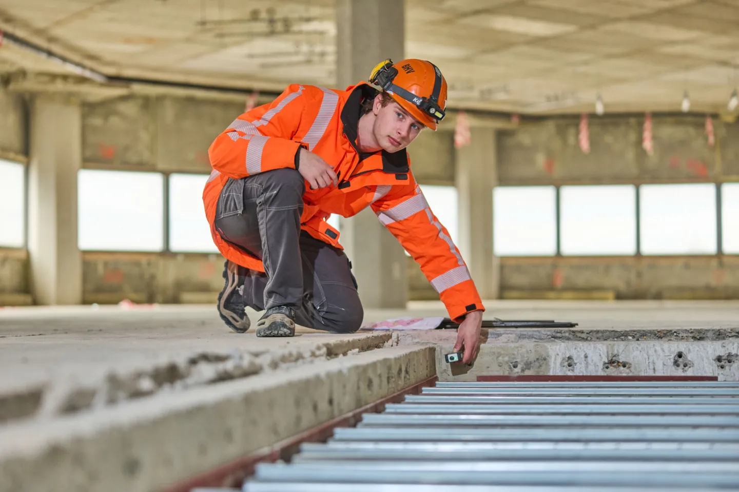 Bouwkunde-student voert een meting uit