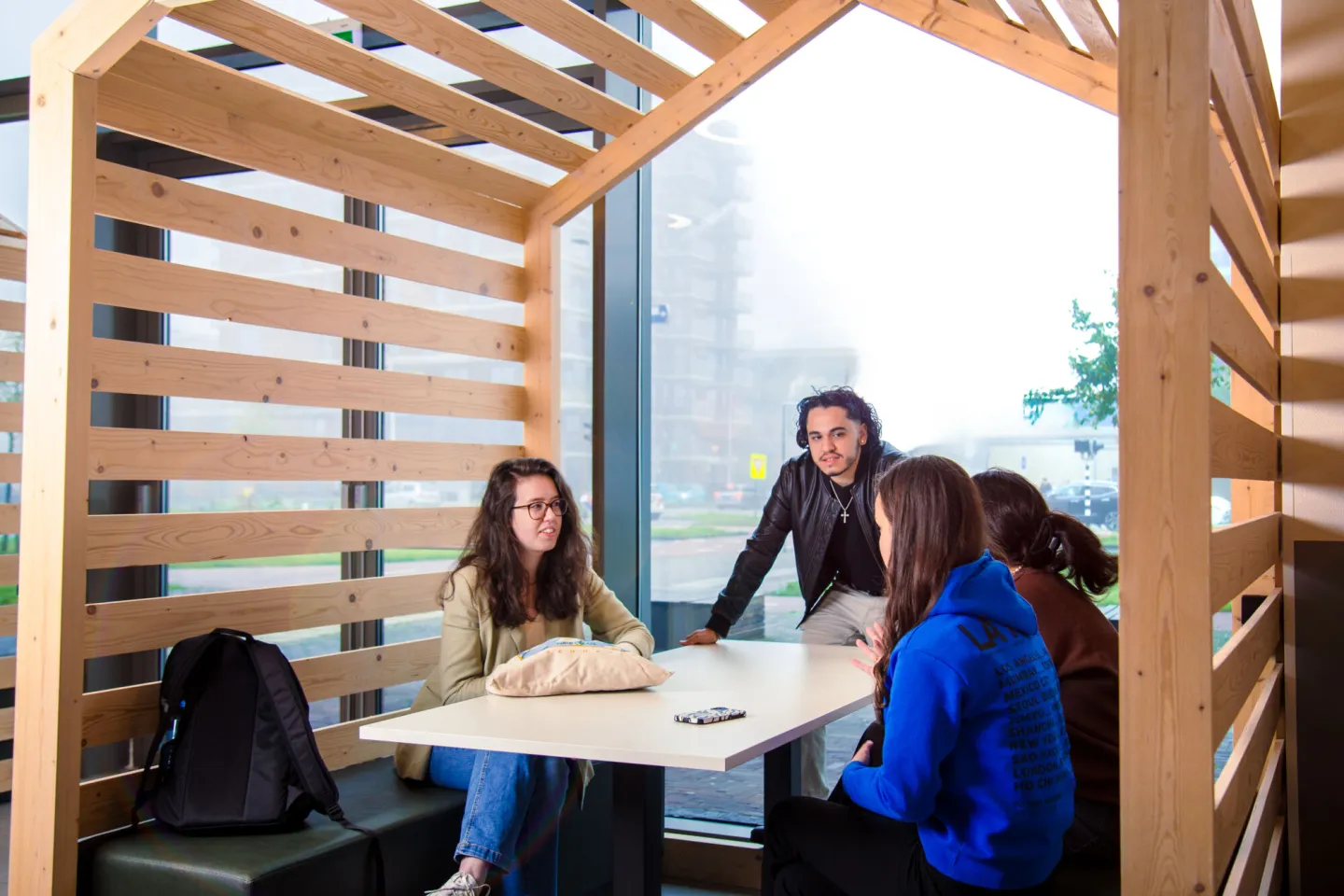 Studenten Business & Administration College chillen samen in Amersfoort