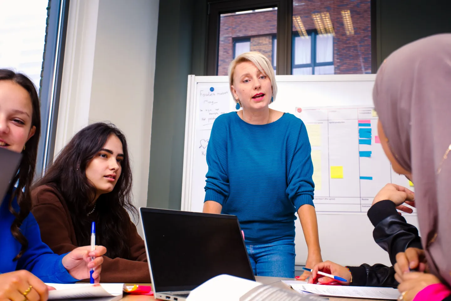 Docent geeft les aan studenten op het Business & Administration College