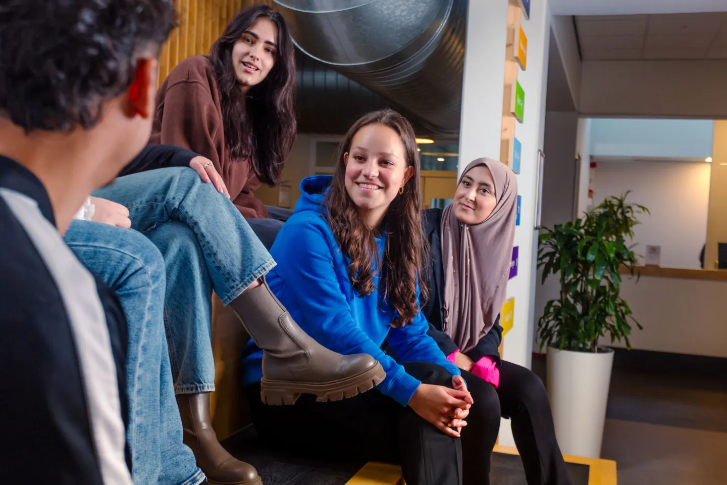 Studenten Business & Administration College chillen samen in Utrecht