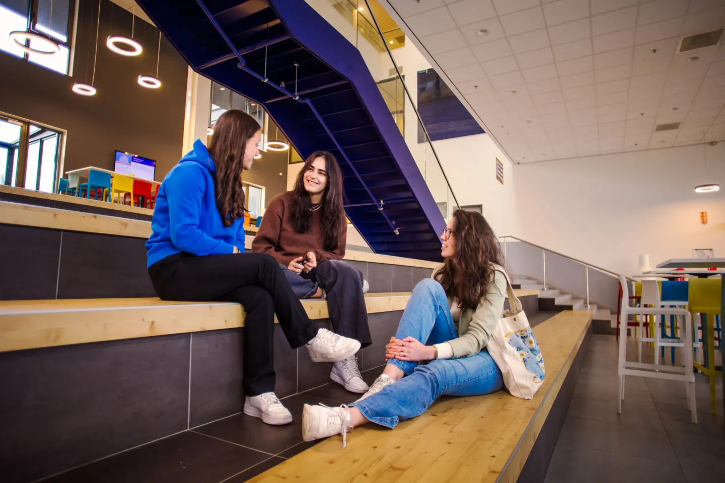Studenten business chillen samen op school