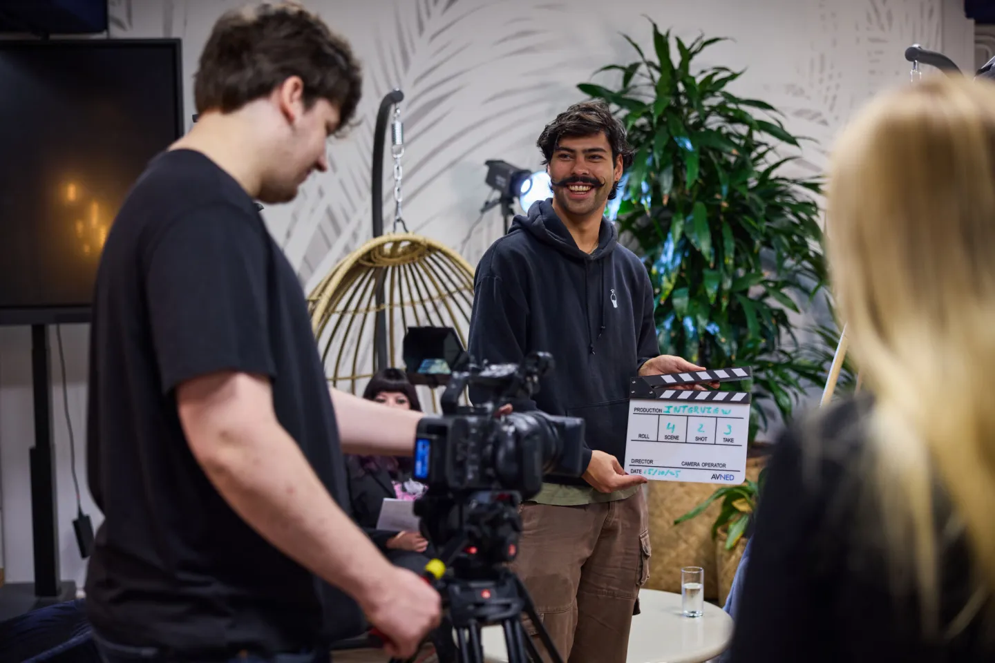 Studenten oefenen op school met het creëren van content